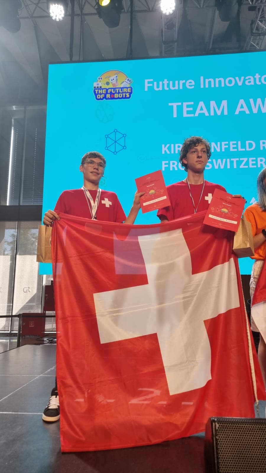 Jakob and Valéry on stage with the Team Award